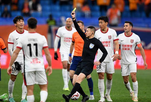 九游网页版官网入口-中国足球裁判队伍“国际化”步伐加快，判罚水平大幅提升的简单介绍