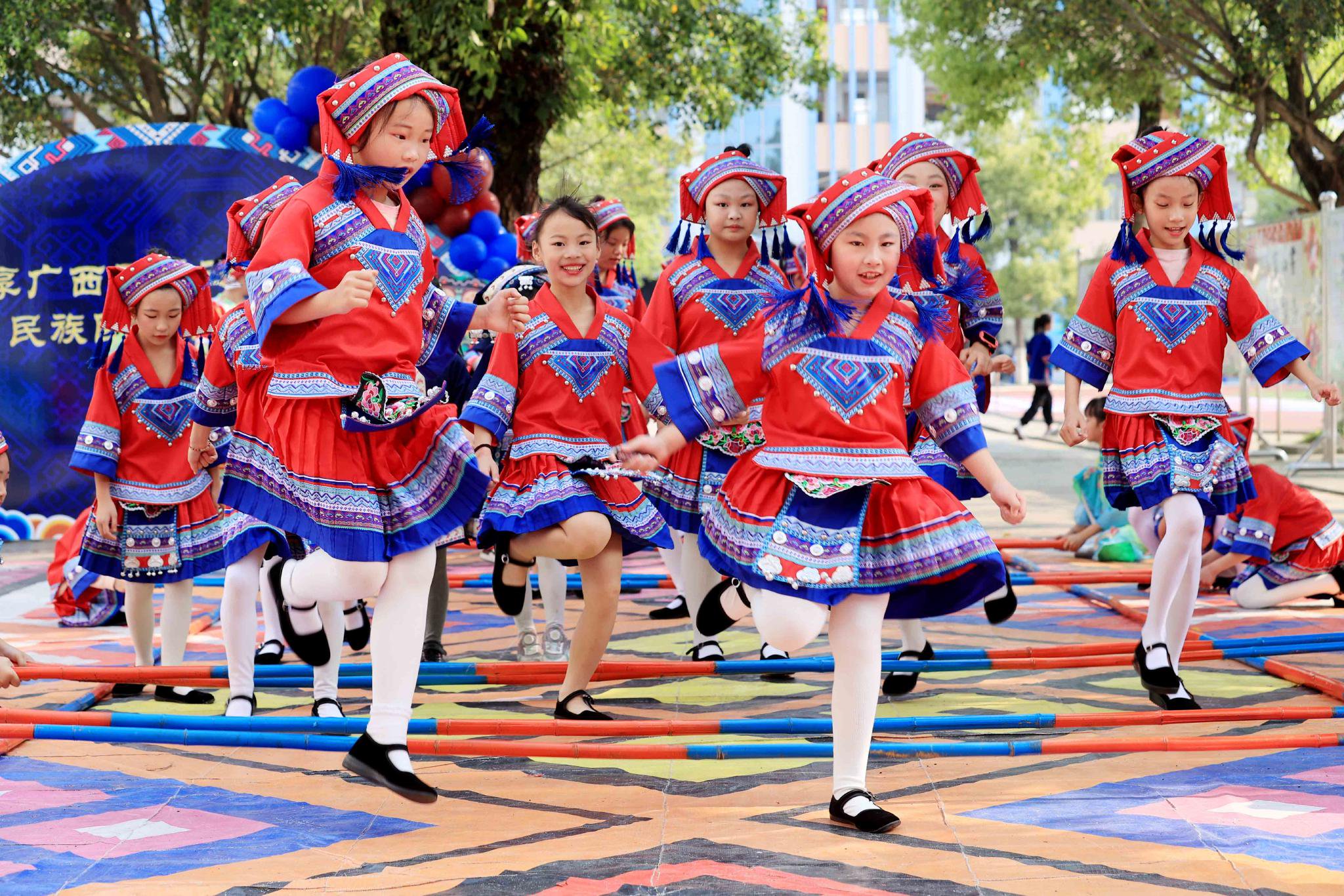 包含传统竹竿跳高比赛,体验民族运动的魅力的词条 包含传统竹竿跳高比赛,体验民族运动的魅力的词条